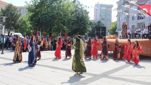 19 Mayıs Atatürkü Anma Gençlik ve Spor Bayramı Kutlamaları Çelenk Sunma Töreni ile Başladı.