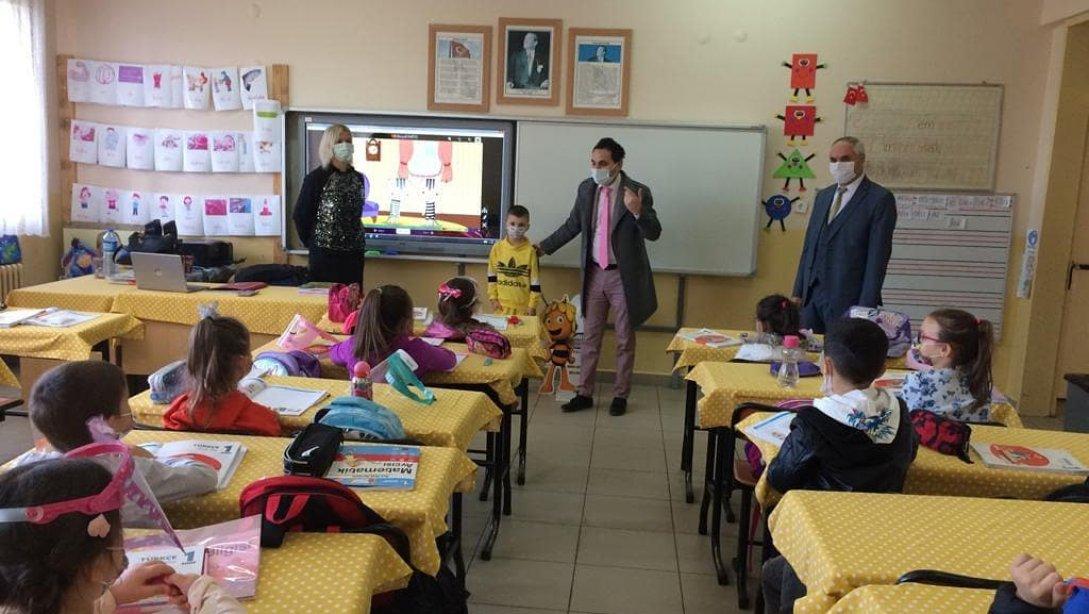 İlçe Milli Eğitim Müdürümüz Sayın Eralp Akman okullarına kavuşan Demokrasi İlkokulu'nun minik ögrencilerini ziyaret etti.