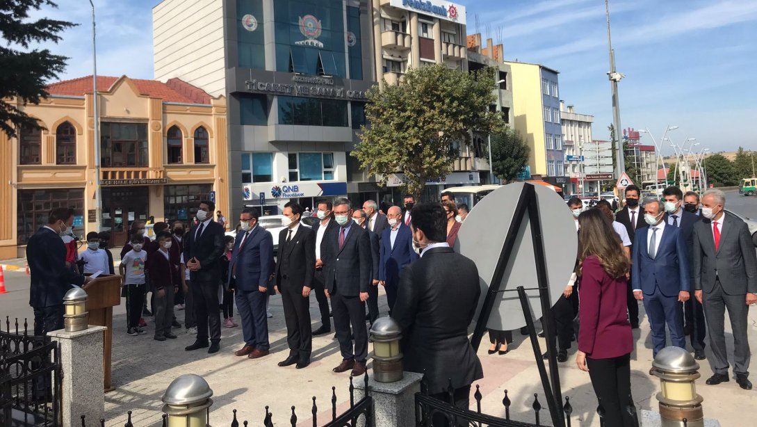 Atatürk Anıtı önünde Çelenk sunma töreni gerçekleştirildi.